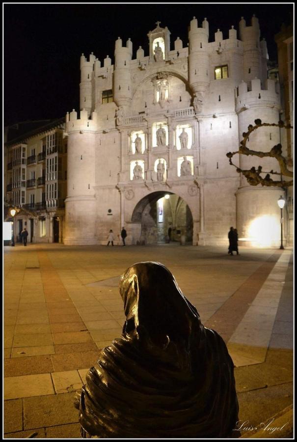 Buhardilla Con Vistas A La Catedral Apartment Burgos Luaran gambar